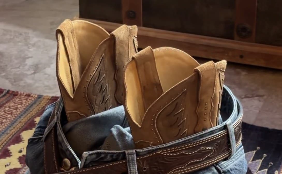 Botas de gamuza metidas en unos jeans con cinto piteado